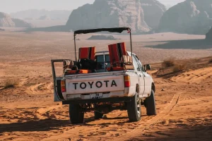 لوگوی تویوتا پشت ماشین تویوتا