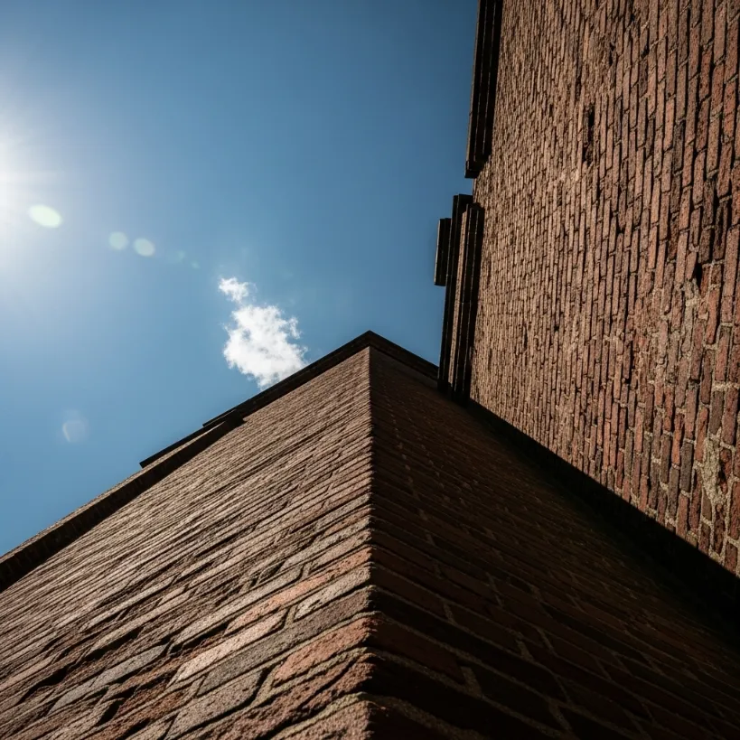 عکس از گوشه دیوار به سمت بالا و آسمون